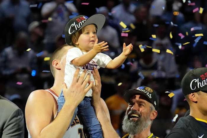 Nikola Jokic y su hija después de ganar el campeonato